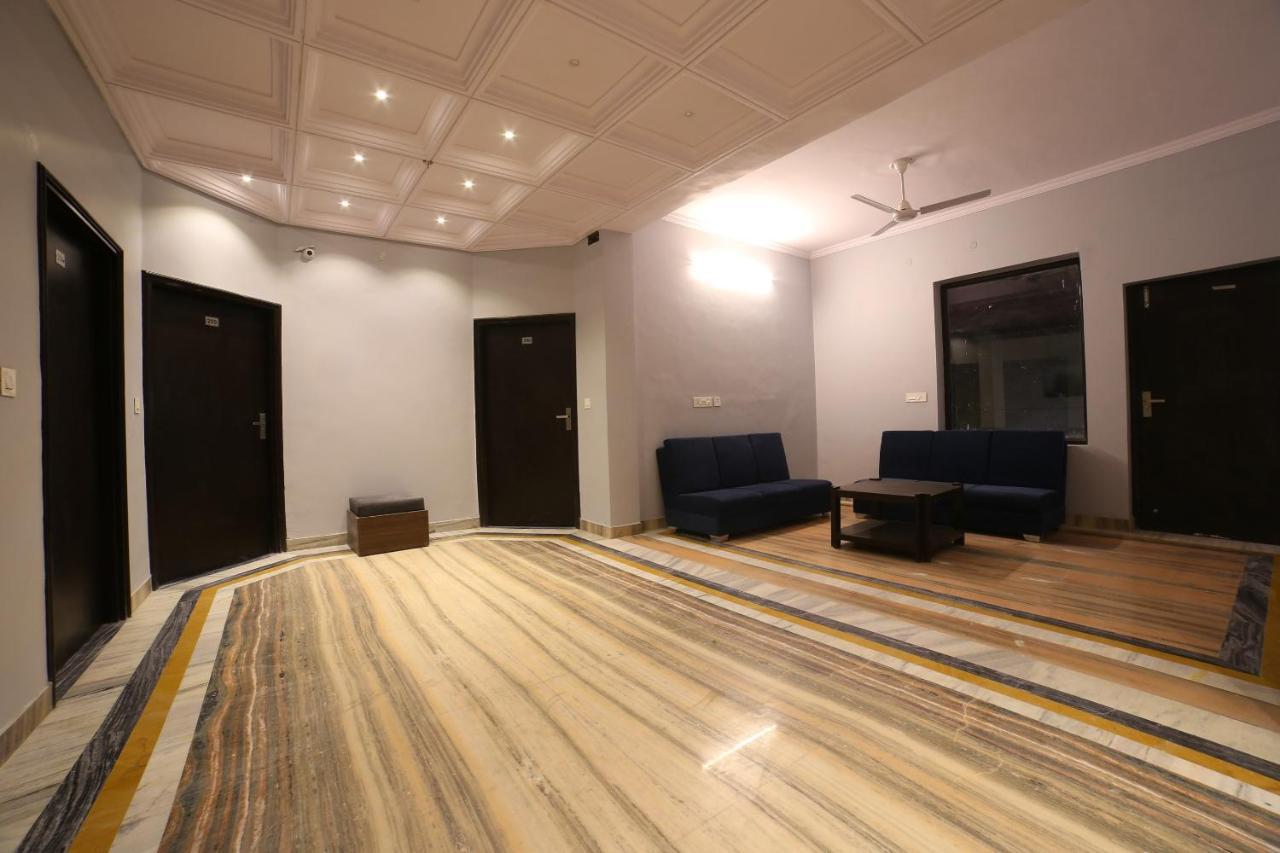 Oyo 16536 Hotel Vasko Джайпур Екстериор снимка